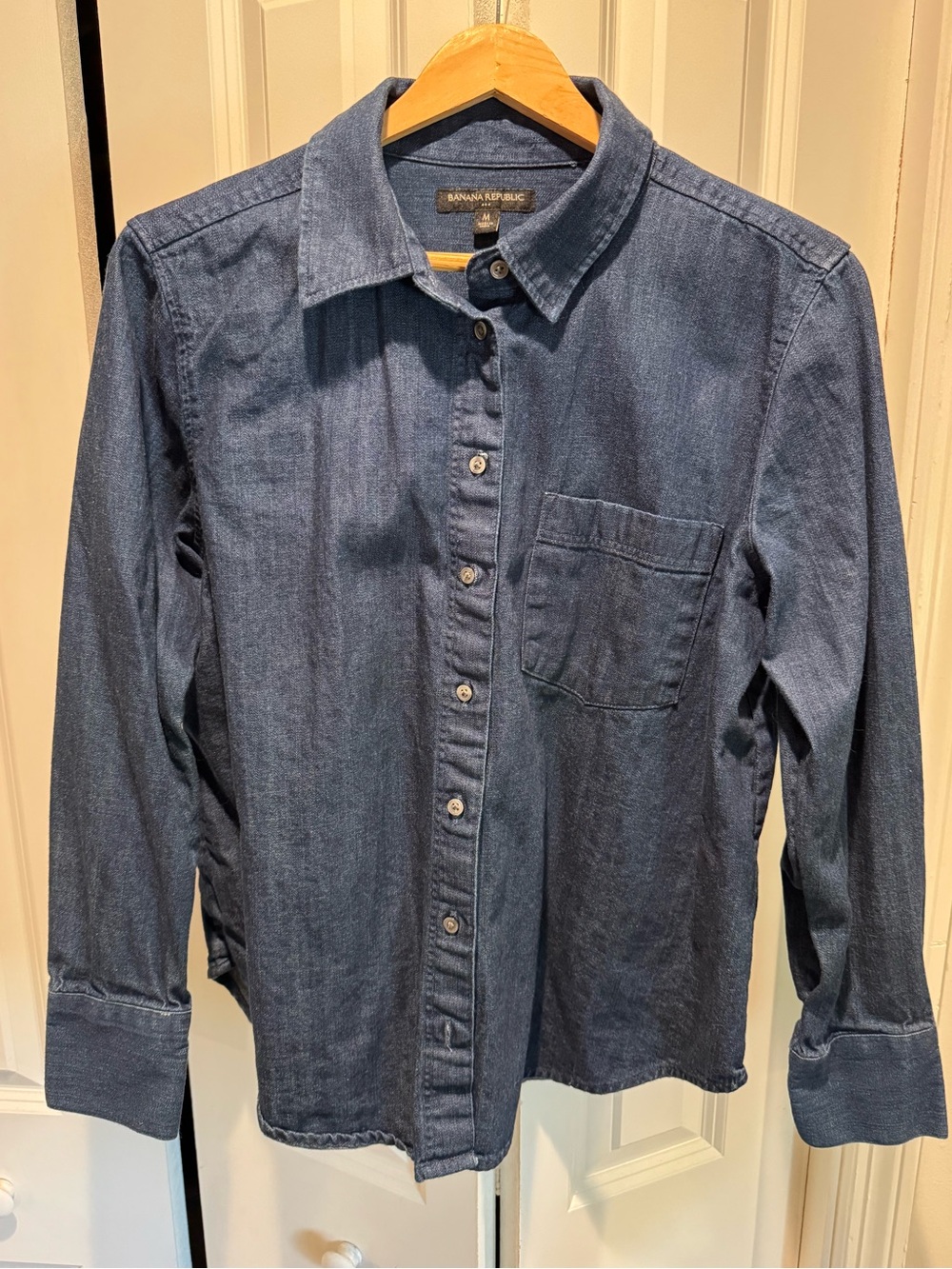 Banana Republic Women’s Button Down Shirt, Long Sleeve, 2 Button Cuff; Size M